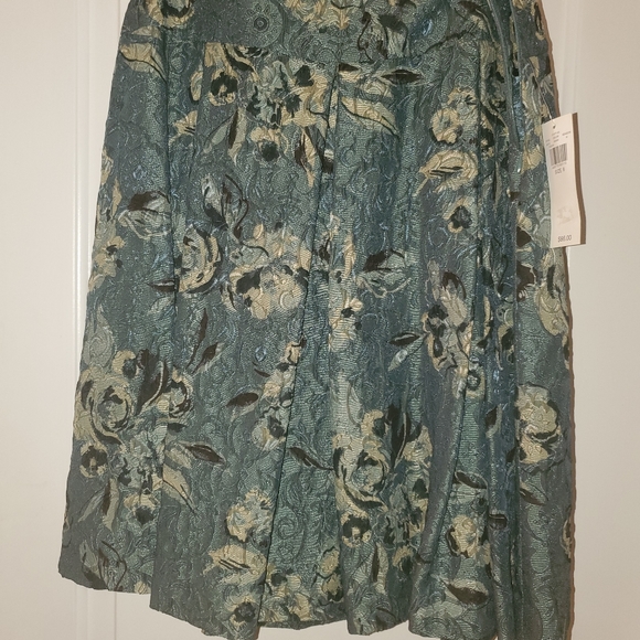 Suit - Picture 3 of 3